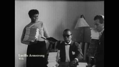 {\an8}We would stay at my apartment, - Louis Armstrong's Black & Blues