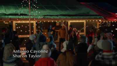{\an8}Welcome! Welcome! Come on in! - Christmas Under the Lights