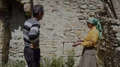 {\An8}What else?
It's your taking it. - Honeyland