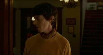 {\an8}-What is...? What's that noise?
- [plastic rustling] - To the Bone