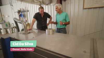 {\an8}- What...
- It's basically a...
A kneading tank, - What Am I Eating? With Zooey Deschanel