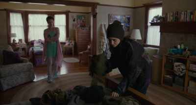 {\an8}-What's going on?
- Beck's messed up, you know that? - To the Bone