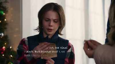 {\an8}"When it comes to
art, da Vinci I ain't, - Mystery on Mistletoe Lane