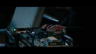 {\an8} [whirring] - The Man Who Fell to Earth