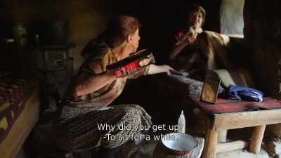 {\An8}Why did you get up?
- To sit for a while. - Honeyland