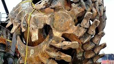 {\an8}with a ferocious looking
toothed cutter-head
on the end, - Engineering Catastrophes