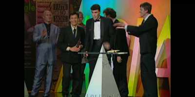 {\an8}- Yeah.
- [crowd clapping] - Hot Potato: The Story of The Wiggles