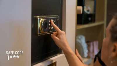 {\an8}-Yep.
-[keypad beeping] - The Mole