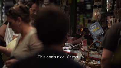 {\An8}Yes, it is.
- This one's nice. Chestnut. - Honeyland
