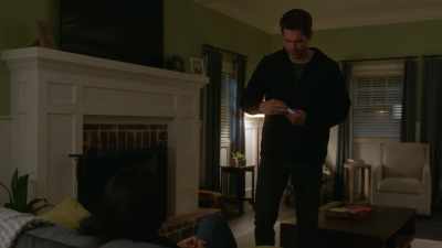 {\an8}-You are a...
- (sighs) - True Lies