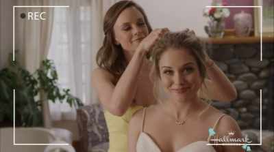 {\an8}You look stunning, Lucie. - The Last Bridesmaid