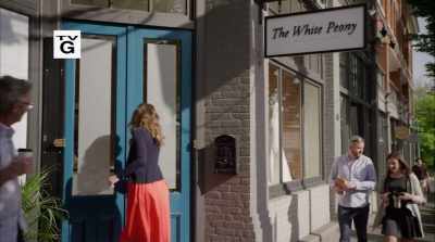 {\an8}You must be Becca. - The Last Bridesmaid