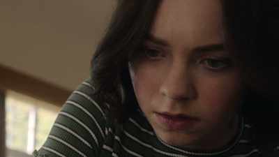 {\an8}- You'd look cute in anything.
- Thanks. - A Good Girl's Guide to Murder