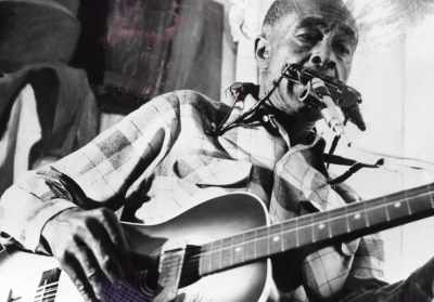 And also very accessible
and a good sort of sing-along. - Eric Clapton Unplugged… Over 30 Years Later