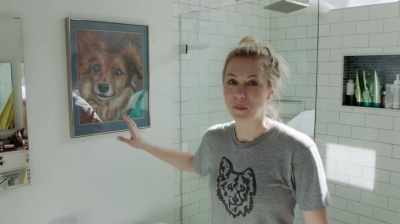 And anybody who sees me take
Instagram pictures - Iliza Shlesinger: Over & Over