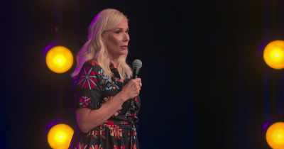 - And...
- [audience laughing] - Leanne Morgan: I'm Every Woman