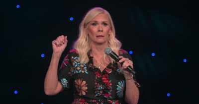 - And...
- [audience laughing] - Leanne Morgan: I'm Every Woman