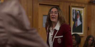 And her blazer is too flashy.
It's actually quite distracting. - Class of '07