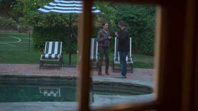 -And you brought an opener!
-Can we sit inside? 'Cause it's freezing. - Buying Beverly Hills
