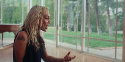 And by the third chorus, - Miley Cyrus - Endless Summer Vacation (Backyard Sessions)