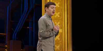And he comes down
non-Jewish chimneys - Alex Edelman: Just for Us