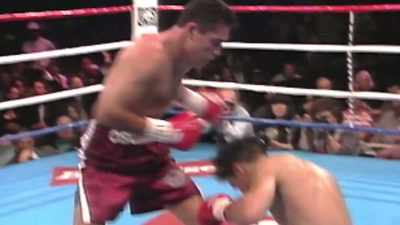 - And De La Hoya comes
out with a strong right - The Golden Boy