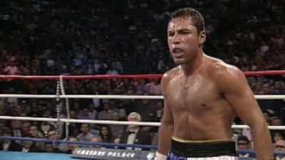 - And De La Hoya staring
daggers at Chávez. - The Golden Boy