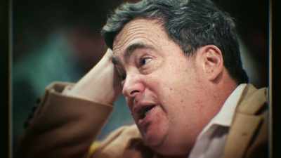 And he doesn't invite Phil Jackson,
the head coach. - The Last Dance