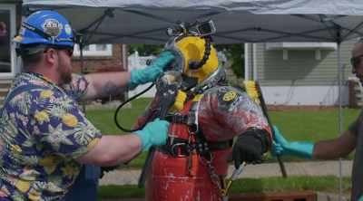 And he doesn't smell it - Sewer Divers