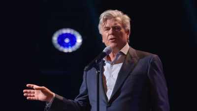 And every year SiriusXM does
a live broadcast from there. - Ron White: If You Quit Listening, I'll Shut Up
