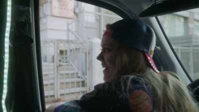 - ♪ And fuckin' bitches,
she rollin' Swishers ♪ - Betty