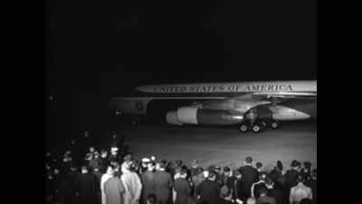 And here is--
here is the plane now. - JFK: What The Doctors Saw