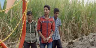 And he's that bangle-seller's
son Salya, right? - Sairat