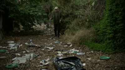 And he's calling the police, - History's Greatest Heists with Pierce Brosnan