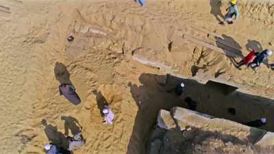 ..and hunger for an ever more
spectacular find. - Tutankhamun: Secrets of the Tomb