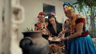 And I get a bone.
[gasps] - Eva Longoria: Searching for Mexico