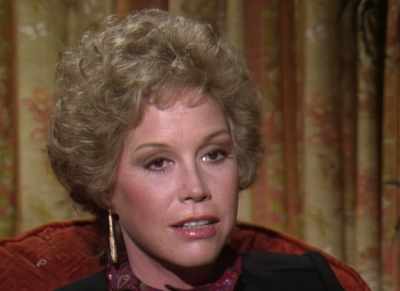 And... I think that choice
had to do with the pressure - Being Mary Tyler Moore