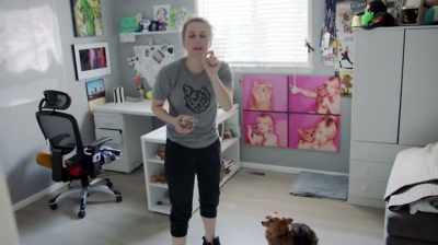 And I'll give her
a bite of something, - Iliza Shlesinger: Over & Over