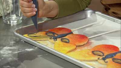  And I'm using a thin
 royal icing to fill them in - Halloween Cookie Challenge
