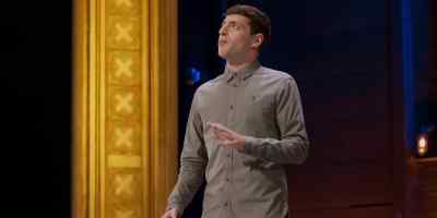 And in 1999, this is true,
Koko met Robin Williams. - Alex Edelman: Just for Us