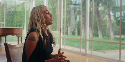 And in the nighttime, - Miley Cyrus - Endless Summer Vacation (Backyard Sessions)
