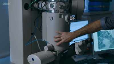 And this is a screen
which turns the electron image - Secrets of Size: Atoms to Supergalaxies