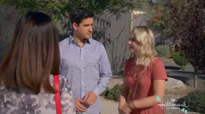 - And this is my fiancé Ben.
- Nice to meet you. - Sister of the Bride