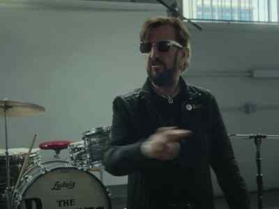 And as it went round,
I'm here playing. - Beatles '64