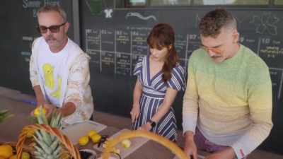 And it's a way like fruit
at a certain time - What Am I Eating? With Zooey Deschanel