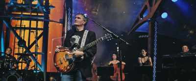 And it's musical director Mike Stevens, - Jeff Lynne's ELO: Wembley or Bust