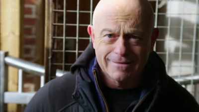 'And it's relatively simple
to get a licence to keep one.' - Britain's Tiger Kings - On the Trail with Ross Kemp
