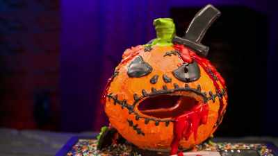 And this knife
is really bloody. - Halloween Cookie Challenge