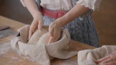 And let your hands kind
of guide it shut, - What Am I Eating? With Zooey Deschanel
