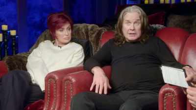 And he looks up,
and this mothership, - The Osbournes Want to Believe